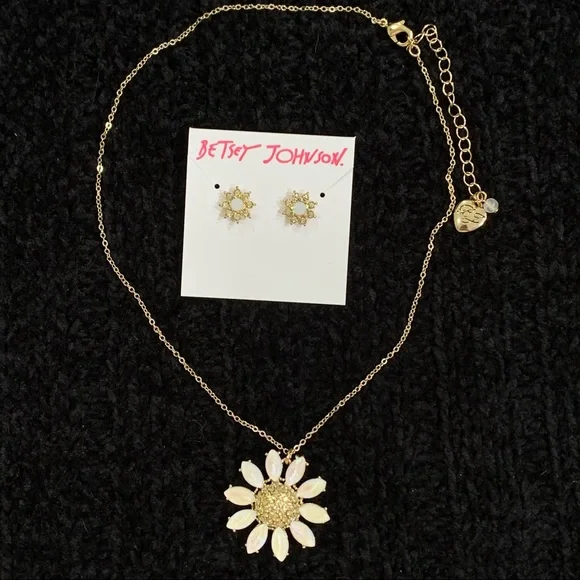 BETSEY JOHNSON SPARKLING DAISY NECKLACE AND EARRINGS SET! - Picture 2 of 11